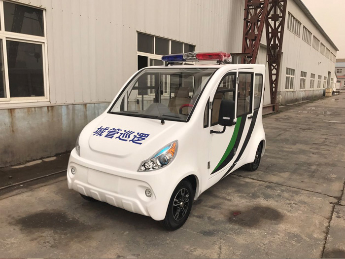 4坐城管巡邏車